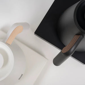 Ritratt dettaljat ta' bollitor elettriku iswed u abjad b'dettalji tal-injam għal barista u aċċessorji tal-kafè filtru minn Timemore