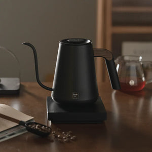 Svart kettel elettriku bil-pip ta' daqs żgħir u manku tal-injam għal barista u aċċessorji tal-kafè filtru minn Timemore, kollox dwar il-kafè.
