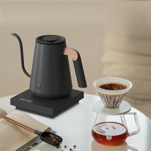 Kettla elettrika sewda bil-ilma b'dettalju ta' l-injam fuq il-manku u xarraba rqiqa għal barista u aċċessorji tal-kafè filtru, kollox dwar il-kafè.