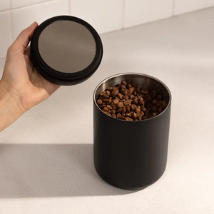 Svart kontenitur vakuum elettriku għal fażola tal-kafè 0,7 L, parti minn Fellow, Ħażna, Aħbarijiet ġodda, EspressoGear, kollox dwar il-kafè.
