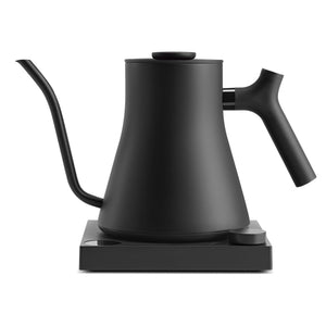 Svart elettriku kettla tal-ilma b'għonq twil u buttuna ta' kontroll, parti minn Kettla tal-Ilma, EspressoGear, kollox dwar il-kafè.