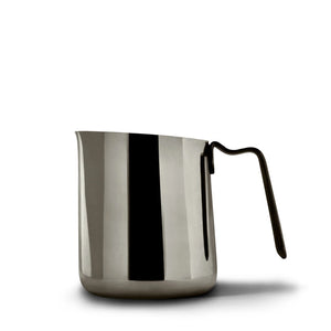 Kanna tal-ħalib tal-istainless steel li tidher bħal mera b’manija ergonomika, perfetta għal latte art, aċċessorji għall-espresso, kollox dwar il-kafè.