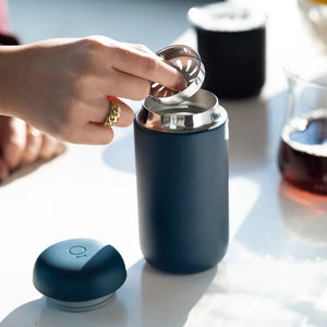 Id-dahar li jpoġġi l-filtru f'koppetta tal-kafè riċiklabbli blu matt, parti minn Take away u EspressoGear, kollox dwar il-kafè.
