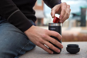 Adattatur ta' kapsula portabbli sewda għal Nespresso OriginalLine marbut ma' Nanopresso, minn Senaste nytt u Barista Espresso.