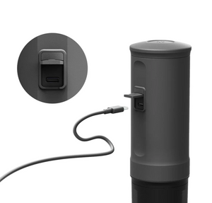Magħruf espressobryggare portabbli f'ton griż skur b'ħlas USB, parti mill-makkinarju u l-apparat tal-kafè portabbli.