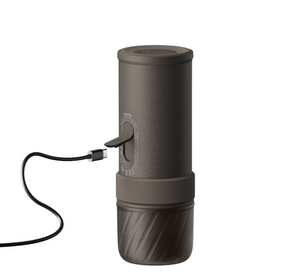 Magna tal-espresso portabbli griż skur b’ħlas USB, parti mill-makkinarju u l-apparat portabbli għall-kafè minn Aħbarijiet Ġodda