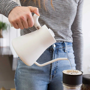 Id f’idejn li jixxarrab ilma minn bollitor abjad b’xarrab irqiq għal filtru tal-kafè, parti minn EspressoGear, kollox dwar il-kafè.