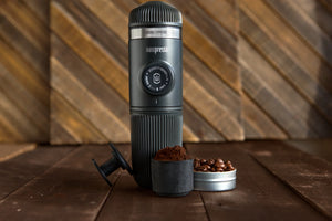 Svart portabbli Nanopresso b’kafè f’kapsula u kafè maħkuk, aċċessorji għall-espresso minn barista u magni tal-kafè portabbli.