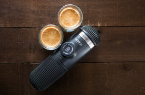 Magna tal-espresso portabbli b'żewġ tazzi espresso fuq wiċċ ta' injam, minn magni tal-kafè portabbli u tagħmir għall-barista