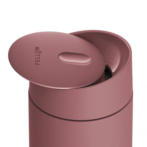 Kopp roża riżervabbli għall-ivvjaġġar b'għatu slidabbli f'disinn modern, parti minn Fellow, Take away, EspressoGear, kollox dwar il-kafè.