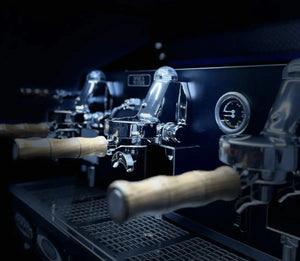 La Nuova Era Altea Anniversario 2 - magna Espresso kummerċjali tal-grupp - Barista u Espresso