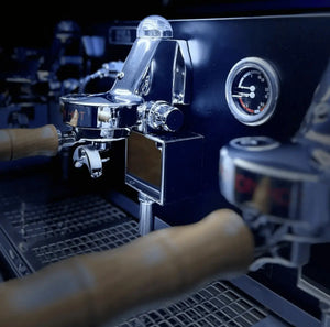 La Nuova Era Altea Anniversario 2 - magna Espresso kummerċjali tal-grupp - Barista u Espresso